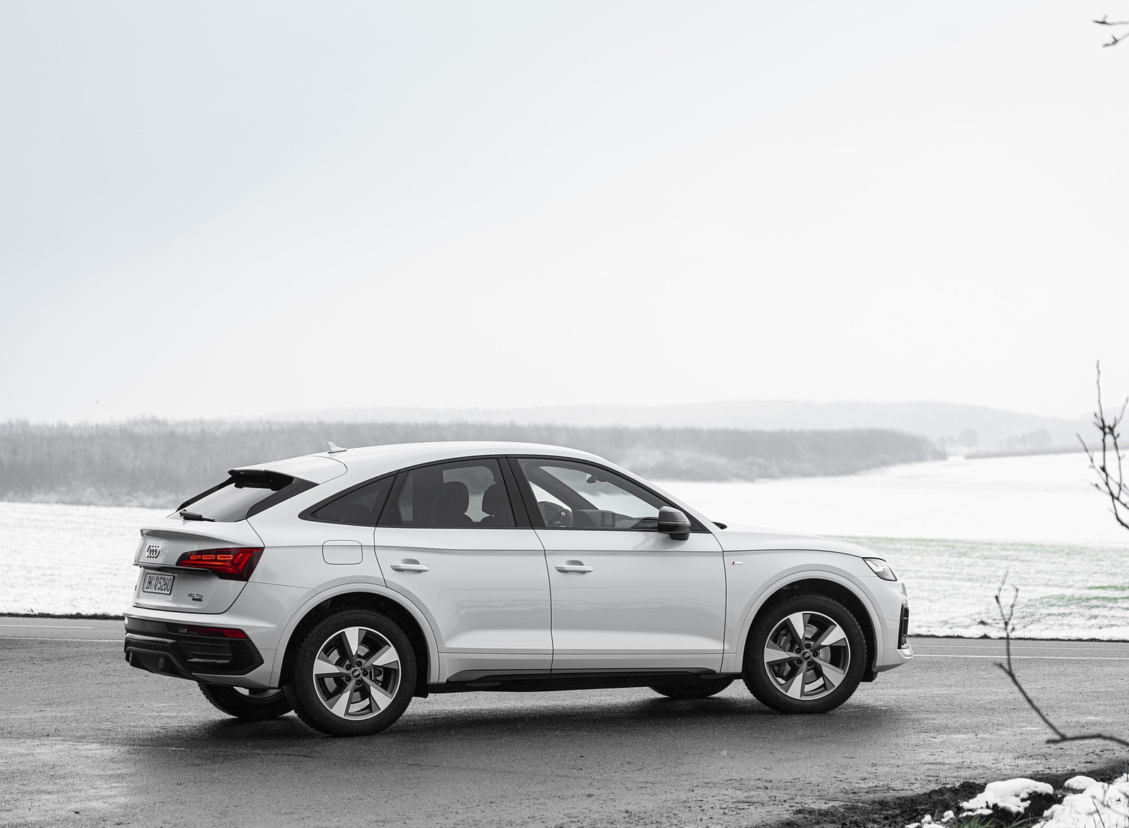 2021 Audi Q5 Sportback (Color: Glacier White) Rear Three-Quarter Wallpapers  #14 of 158